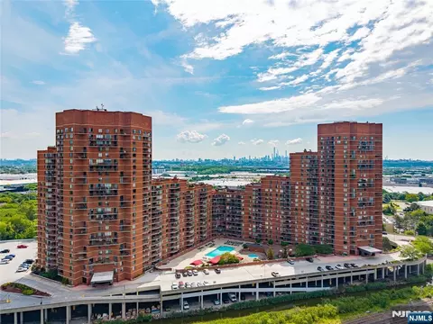 2006 Harmon Cove Tower, Secaucus, NJ 07094