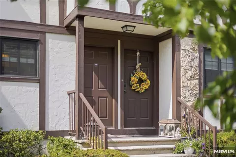 609 Mark Twain Way, Mahwah, NJ 07430