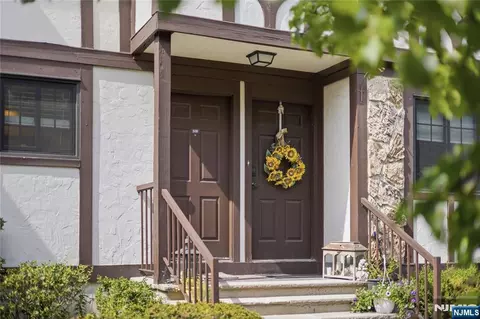 609 Mark Twain Way, Mahwah, NJ 07430