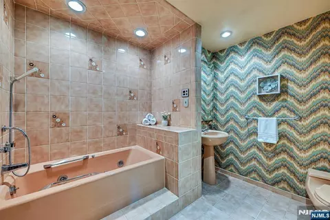 Bath - 86 Willowbrook Ct, Paramus, NJ 07652 photo 2 of 2