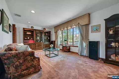Living - 86 Willowbrook Ct, Paramus, NJ 07652 photo 3 of 4