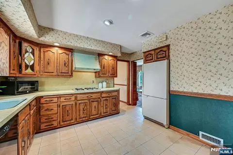 Kitchen - 86 Willowbrook Ct, Paramus, NJ 07652 photo 4 of 4