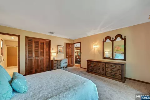 Bedroom - 86 Willowbrook Ct, Paramus, NJ 07652 photo 2 of 6