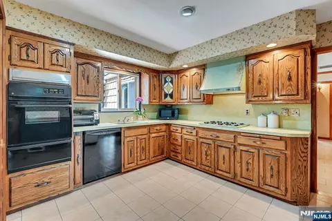 Kitchen - 86 Willowbrook Ct, Paramus, NJ 07652 photo 3 of 4