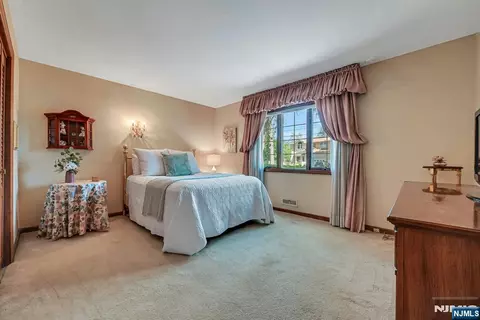 Bedroom - 86 Willowbrook Ct, Paramus, NJ 07652 photo 3 of 6