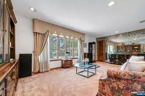 Living - 86 Willowbrook Ct, Paramus, NJ 07652 photo 2 of 4