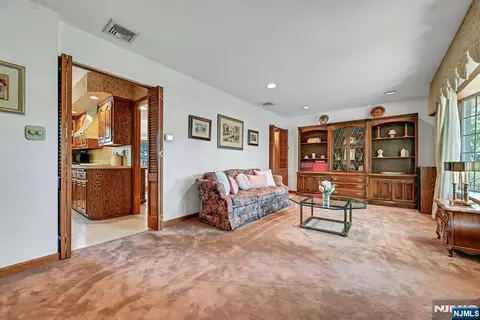 Living - 86 Willowbrook Ct, Paramus, NJ 07652 photo 1 of 4