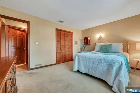 Bedroom - 86 Willowbrook Ct, Paramus, NJ 07652 photo 4 of 6