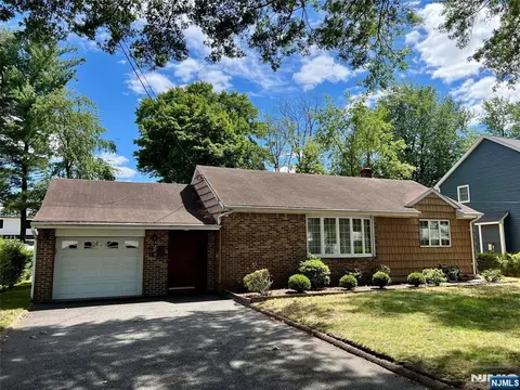 86 Willowbrook Ct, Paramus, NJ 07652