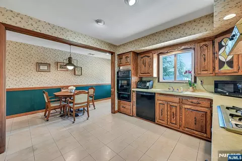 Kitchen - 86 Willowbrook Ct, Paramus, NJ 07652 photo 1 of 4