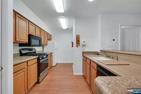 Kitchen - 189 Forest Ave #219, Paramus, NJ 07652 photo 2 of 3