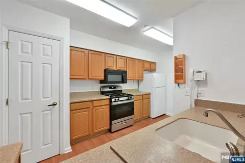 Kitchen - 189 Forest Ave #219, Paramus, NJ 07652 photo 3 of 3