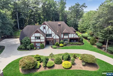 739 Shoshone Trl, Franklin Lakes, NJ 07417