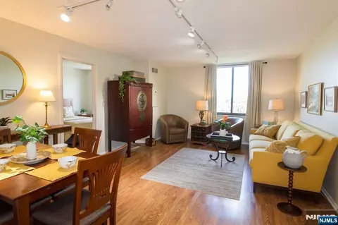 1033 Harmon Cove Tower, Secaucus, NJ 07094