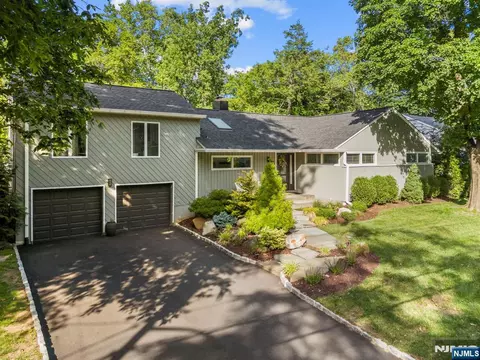 116 Saddlewood Dr, Hillsdale, NJ 07642