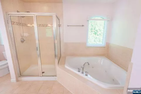 Bath - 7 Wayne Ct, Waldwick, NJ 07463 photo 2 of 5