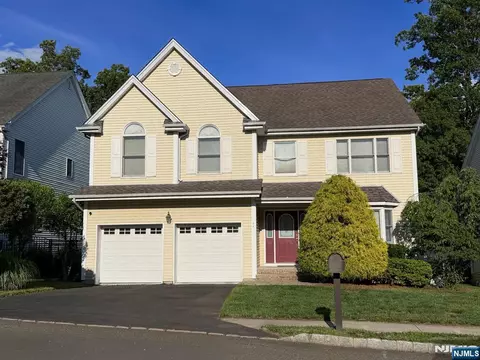 7 Wayne Ct, Waldwick, NJ 07463