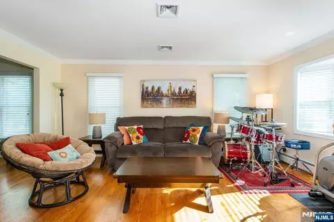 Living - 7 Wayne Ct, Waldwick, NJ 07463 photo 1 of 3
