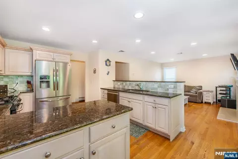 Kitchen - 7 Wayne Ct, Waldwick, NJ 07463 photo 4 of 4