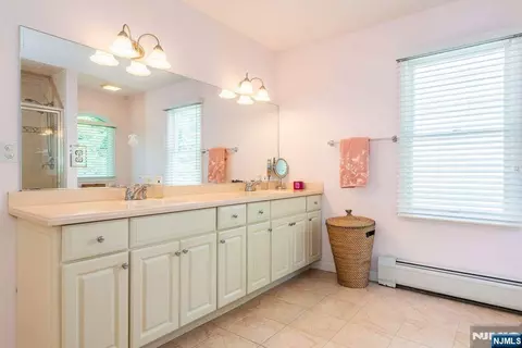 Bath - 7 Wayne Ct, Waldwick, NJ 07463 photo 4 of 5