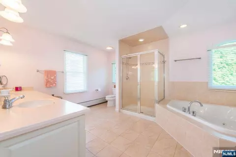 Bath - 7 Wayne Ct, Waldwick, NJ 07463 photo 3 of 5