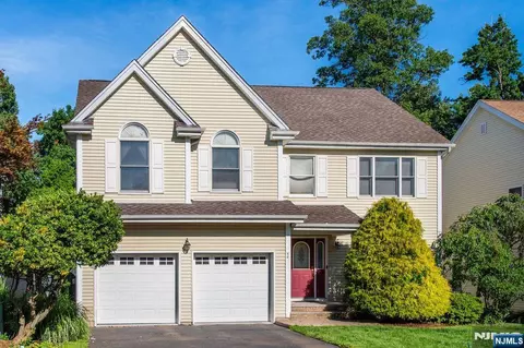 Exterior - 7 Wayne Ct, Waldwick, NJ 07463 photo 2 of 8