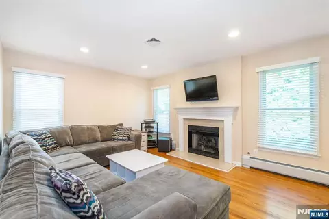 Living - 7 Wayne Ct, Waldwick, NJ 07463 photo 2 of 3