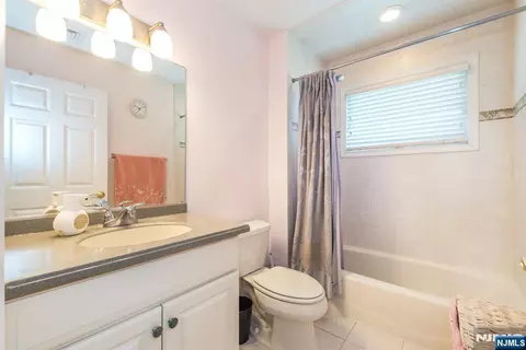 Bath - 7 Wayne Ct, Waldwick, NJ 07463 photo 5 of 5