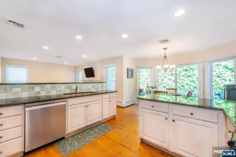 Kitchen - 7 Wayne Ct, Waldwick, NJ 07463 photo 3 of 4