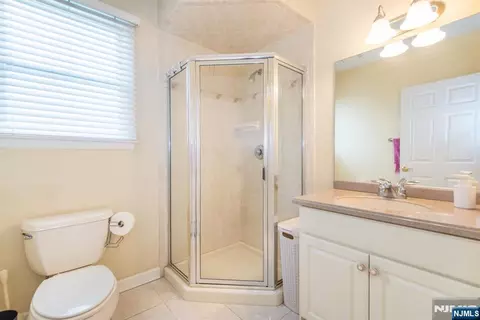 Bath - 7 Wayne Ct, Waldwick, NJ 07463 photo 1 of 5