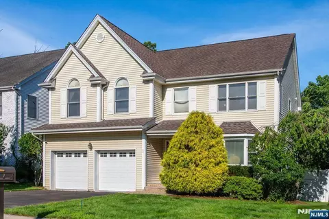 Exterior - 7 Wayne Ct, Waldwick, NJ 07463 photo 3 of 8