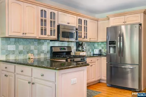 Kitchen - 7 Wayne Ct, Waldwick, NJ 07463 photo 1 of 4