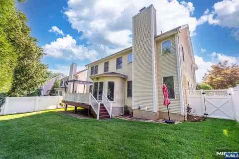 Exterior - 7 Wayne Ct, Waldwick, NJ 07463 photo 4 of 8