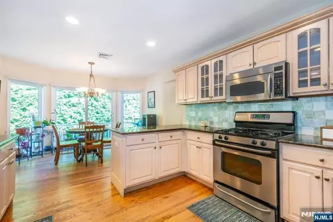 Kitchen - 7 Wayne Ct, Waldwick, NJ 07463 photo 2 of 4