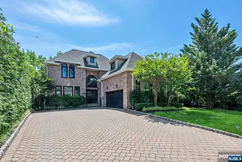 1152 Cumbermeade Rd, Fort Lee, NJ 07024