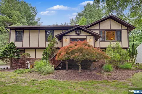 12 Seminole Ave, Oakland, NJ 07436