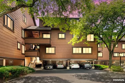 261 Sunset Ky, Secaucus, NJ 07094