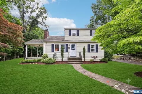 3 Madison Hts, Wyckoff, NJ 07481