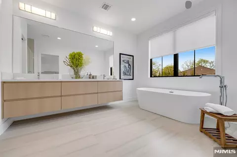 Bath - 9 Feldman Ct, Paramus, NJ 07652 photo 2 of 5