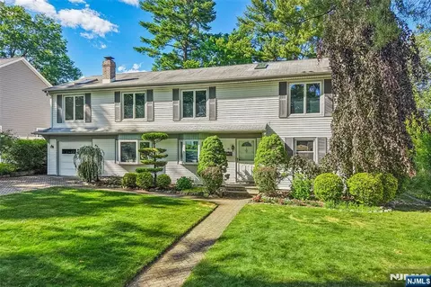 181 Behnke Ave, Paramus, NJ 07652