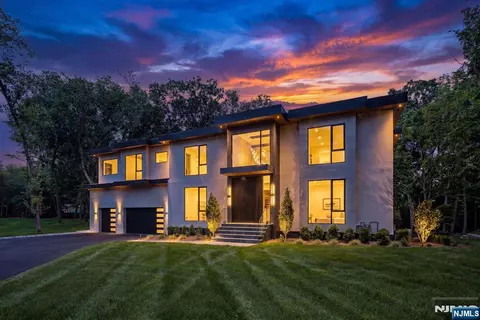 911 Hilltop Ter, Franklin Lakes, NJ 07417