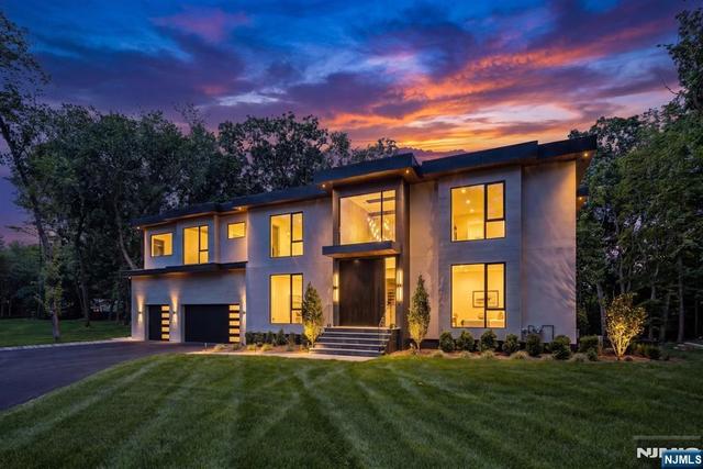 911 Hilltop Ter, Franklin Lakes, NJ 07417
