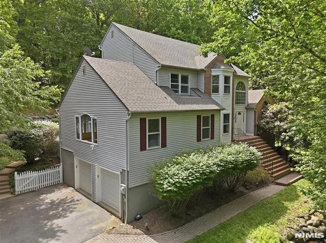20 Indian Run Rd, Long Valley, NJ 07853