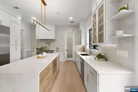 Entry Way - 155 Truman Ter, Paramus, NJ 07652 photo 2 of 3