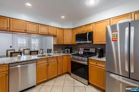 2 Crystal Ln, Paterson, NJ 07501