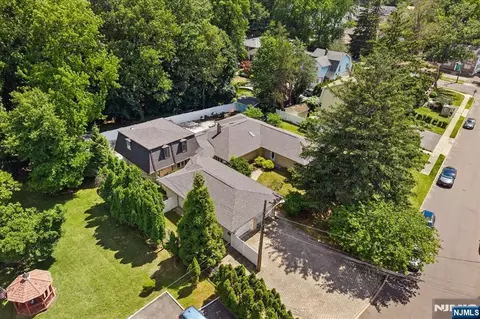 1 Ranch Ct, Saddle Brook, NJ 07663