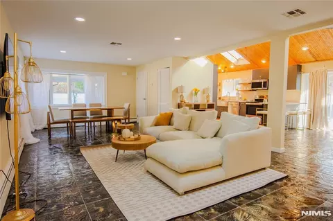 1 Ranch Ct, Saddle Brook, NJ 07663