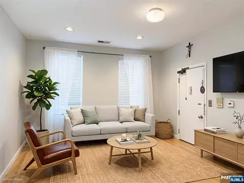 98 King St, Nutley, NJ 07110