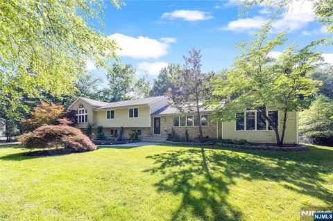61 Brookview Dr, Woodcliff Lake, NJ 07677