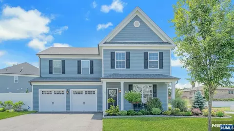 10 Bares Ct, Little Ferry, NJ 07643